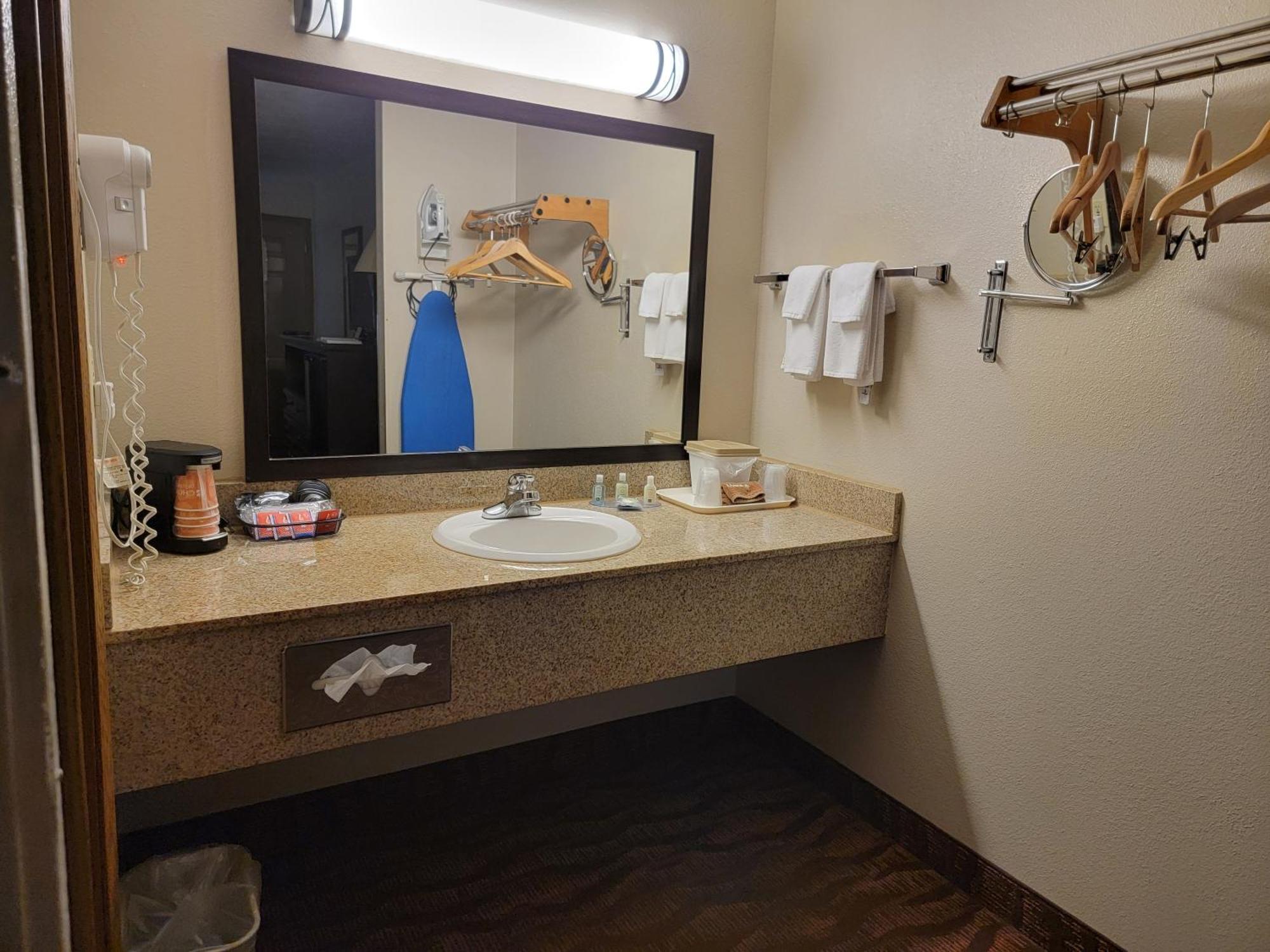 Quality Inn West Брэнсон Экстерьер фото